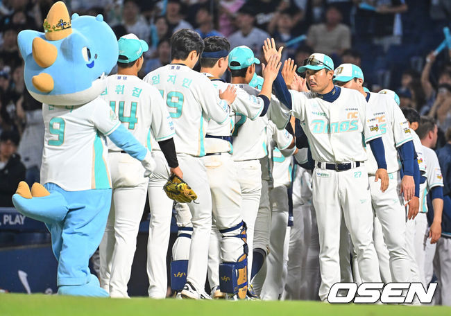 [OSEN=창원, 이석우 기자] 1일 창원NC파크에서 2026 신한 SOL KBO 리그 NC 다이노스와 삼성 라이온즈의 경기가 열렸다. 홈팀 NC는 토다가, 방문팀 삼성은 후라도가 선발 출전했다. NC 다이노스 이호준 감독이 삼성 라이온즈에 10-5로 승리한 후 김형준과 하이파이브를 하고 있다. 2026.07.01 / foto0307@osen.co.kr
