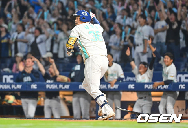 [OSEN=창원, 이석우 기자] 1일 창원NC파크에서 2026 신한 SOL KBO 리그 NC 다이노스와 삼성 라이온즈의 경기가 열렸다. 홈팀 NC는 토다가, 방문팀 삼성은 후라도가 선발 출전했다. NC 다이노스 권희동이 7회말 1사 2루 좌월 2점 홈런을 치고 세리머니를 하고 있다. 2026.07.01 / foto0307@osen.co.kr