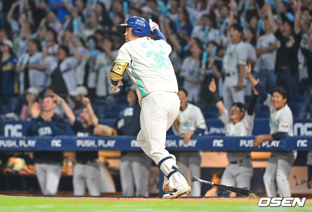 1일 창원NC파크에서 2026 신한 SOL KBO 리그 NC 다이노스와 삼성 라이온즈의 경기가 열렸다. 홈팀 NC는 토다가, 방문팀 삼성은 후라도가 선발 출전했다. NC 다이노스 권희동이 7회말 1사 2루 좌월 2점 홈런을 치고 세리머니를 하고 있다. 2026.07.01 / foto0307@osen.co.kr