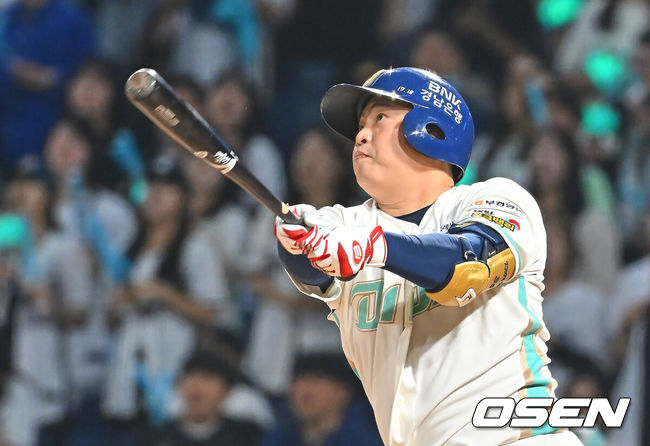 [OSEN=창원, 이석우 기자] 1일 창원NC파크에서 2026 신한 SOL KBO 리그 NC 다이노스와 삼성 라이온즈의 경기가 열렸다. 홈팀 NC는 토다가, 방문팀 삼성은 후라도가 선발 출전했다. NC 다이노스 권희동이 7회말 1사 2루 좌월 2점 홈런을 치고 있다. 2026.07.01 / foto0307@osen.co.kr