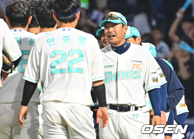 [OSEN=창원, 이석우 기자] 1일 창원NC파크에서 2026 신한 SOL KBO 리그 NC 다이노스와 삼성 라이온즈의 경기가 열렸다. 홈팀 NC는 토다가, 방문팀 삼성은 후라도가 선발 출전했다. NC 다이노스 이호준 감독이 삼성 라이온즈에 10-5로 승리한 후 하이파이브를 하고 있다. 2026.07.01 / foto0307@osen.co.kr