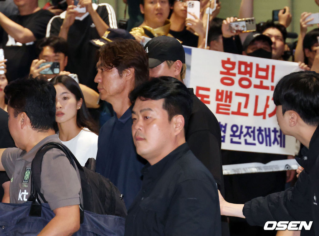 32강 진출에 실패한 대한민국 축구대표팀 중 홍명보 감독을 비롯해 김민재, 황희찬, 설영우, 이강인 등 선수 8명이 30일 새벽 인천국제공항을 통해 귀국했다. 손흥민 등 나머지 선수들은 쪼개져서 각자 귀국한다. 대표팀 귀국 본진은 30일 새벽 인천공항에 도착한다.홍명보 감독과 대표팀 선수들이 입국하고 있다. 2026.06.30 / rumi@osen.co.kr