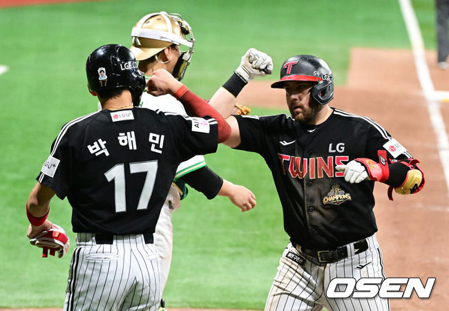 [OSEN=고척, 지형준 기자] 프로야구 LG 트윈스가 키움 히어로즈를 꺾고 2연패에서 벗어났다.&nbsp;LG는&nbsp;1일 서울 고척 스카이돔에서 열린 2026 KBO리그 키움과 경기에서 10-4로 승리했다. 오스틴이 투런 홈런 2방을 터뜨리며 홈런 단독 1위가 됐다. 문성주는 시즌 마수걸이 홈런을 기록했다. 천성호가 대타로 나와 결승타의 주인공이 됐다.&nbsp;9회초 2사 1루에서 LG 오스틴이 중월 투런포를 날리며 박해민과 기뻐하고 있다. 2026.07.01 / jpnews@osen.co.kr