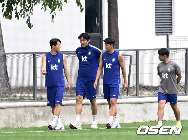 [OSEN=사포판(멕시코), 이대선 기자] 홍명보 감독이 이끄는 대한민국 축구국가대표팀이 13일(한국시각) 멕시코 과달라하라 인근 사포판의 치바스 베르데 바예에서 회복 훈련을 진행했다.대표팀은 전날 A조 1차전에서 체코를 상대로 2-1 역전승을 거뒀다. 남아프리카공화국을 2-0으로 제압한 개최국 멕시코에 이은 조&nbsp;2위다.이재성, 김승규, 손흥민이 훈련을 하고 있다. 2026.06.13 /sunday@osen.co.kr