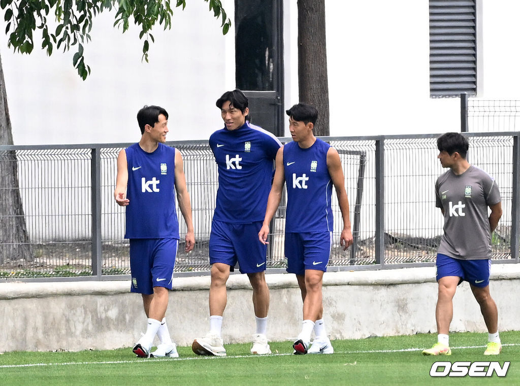 홍명보 감독이 이끄는 대한민국 축구국가대표팀이 13일(한국시각) 멕시코 과달라하라 인근 사포판의 치바스 베르데 바예에서 회복 훈련을 진행했다.대표팀은 전날 A조 1차전에서 체코를 상대로 2-1 역전승을 거뒀다. 남아프리카공화국을 2-0으로 제압한 개최국 멕시코에 이은 조 2위다.이재성, 김승규, 손흥민이 훈련을 하고 있다. 2026.06.13 /sunday@osen.co.kr