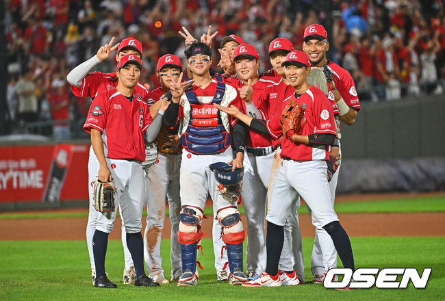 [OSEN=부산, 이석우 기자] 28일 부산 사직야구장에서 2026 신한 SOL KBO 리그 롯데 자이언츠와 LG 트윈스의 경기가 열렸다. 홈팀 롯데는 비슬리가, 방문팀 LG는 장현식이 선발 출전했다.롯데 자이언츠 손성빈이 9회초 무사 1,2루 LG 트윈스 문성주를 견제구로 잡고 승리 주인공이 된 후 기념촬영을 하고 있다. 2026.06.28 / foto0307@osen.co.kr