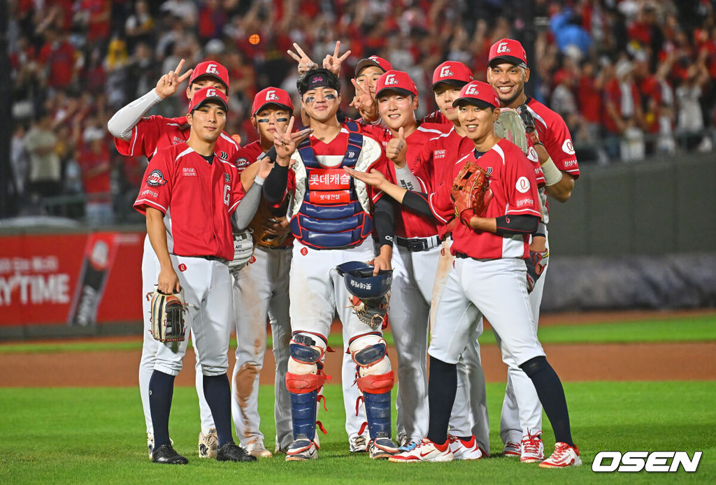 28일 부산 사직야구장에서 2026 신한 SOL KBO 리그 롯데 자이언츠와 LG 트윈스의 경기가 열렸다. 홈팀 롯데는 비슬리가, 방문팀 LG는 장현식이 선발 출전했다.롯데 자이언츠 손성빈이 9회초 무사 1,2루 LG 트윈스 문성주를 견제구로 잡고 승리 주인공이 된 후 기념촬영을 하고 있다. 2026.06.28 / foto0307@osen.co.kr