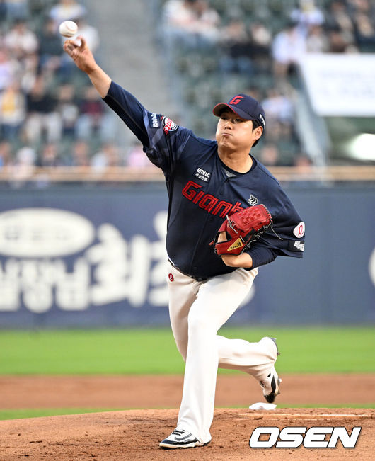[OSEN=잠실, 이대선 기자] 31일 서울 잠실야구장에서 2026 신한 SOL KBO리그 LG 트윈스와 롯데 자이언츠의 경기가 열렸다.이날 LG는 송승기, 롯데는 나균안을 선발로 내세웠다.1회말 무사에서 롯데 선발투수 나균안이 역투하고 있다. 2026.04.14 /sunday@osen.co.kr
