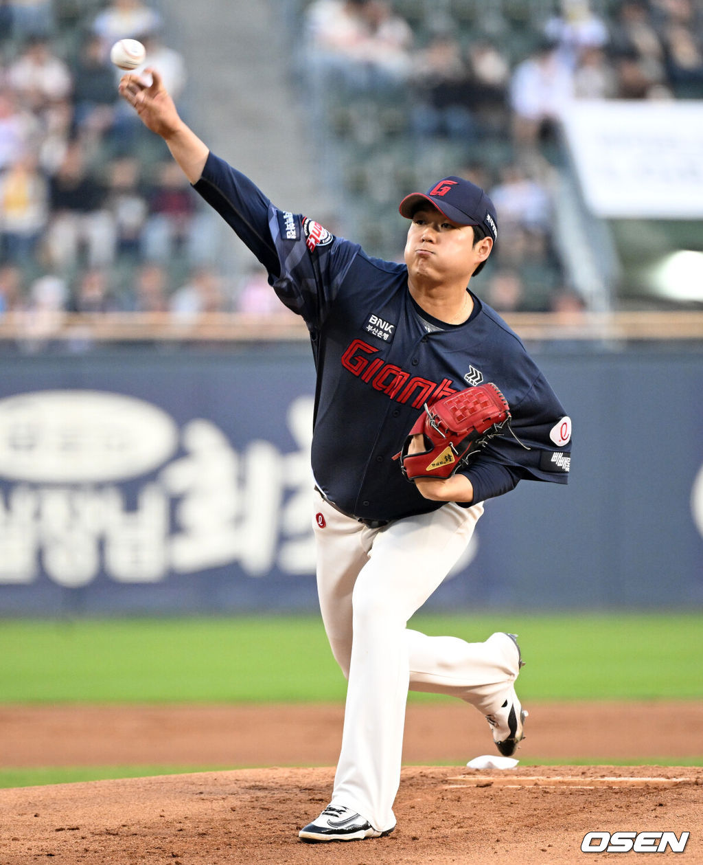 31일 서울 잠실야구장에서 2026 신한 SOL KBO리그 LG 트윈스와 롯데 자이언츠의 경기가 열렸다.이날 LG는 송승기, 롯데는 나균안을 선발로 내세웠다.1회말 무사에서 롯데 선발투수 나균안이 역투하고 있다. 2026.04.14 /sunday@osen.co.kr