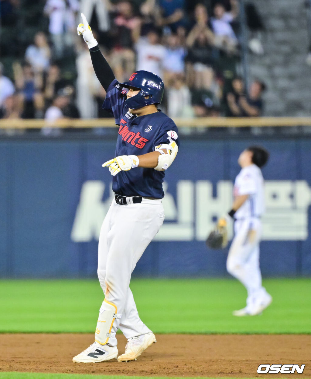 1일 서울 잠실야구장에서 2026 신한 SOL KBO리그 두산 베어스와 롯데 자이언츠의 경기가 열렸다.이날 두산은 벤자민(4승 6패)을, 롯데는 로드리게스(4승 5패)를 선발로 내세웠다.연장 10회초 2사 1,2루 롯데 박재엽이 2타점 적시타를 날리고 환호하고 있다.      2026.07.01 / soul1014@osen.co.kr