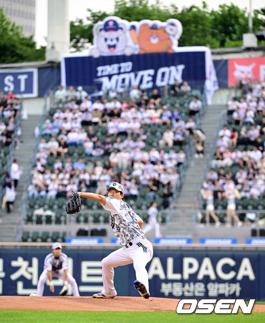[OSEN=잠실, 지형준 기자] 30일 서울 잠실야구장에서 2026 신한 SOL KBO리그 두산 베어스와 롯데 자이언츠의 경기가 열렸다.이날 두산은 최민석, 롯데는 박세웅을 선발로 내세웠다.1회초 두산 최민석이 역투하고 있다. 2026.06.30 / jpnews@osen.co.kr