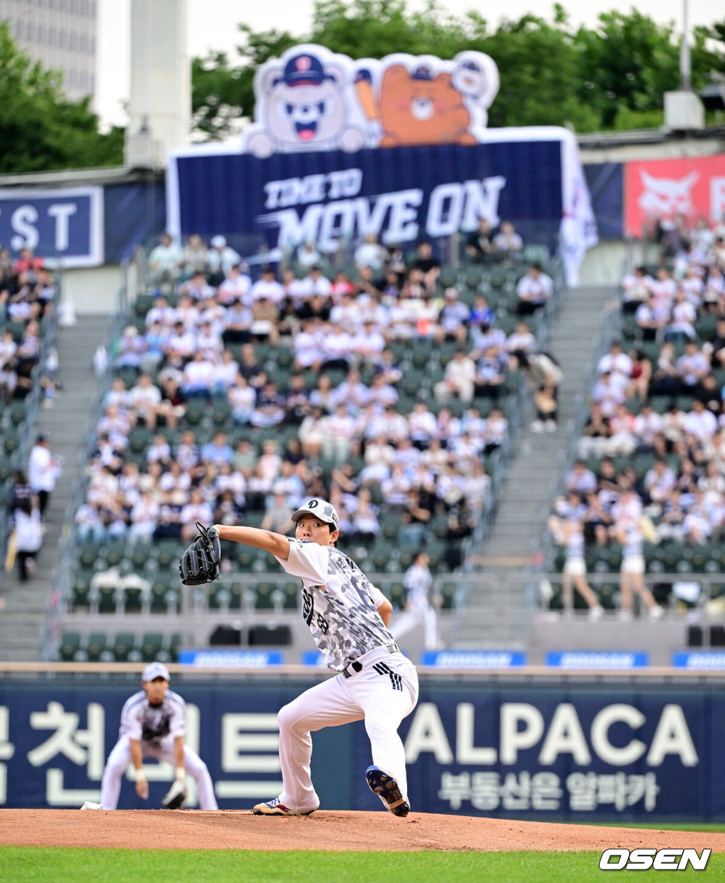 30일 서울 잠실야구장에서 2026 신한 SOL KBO리그 두산 베어스와 롯데 자이언츠의 경기가 열렸다.이날 두산은 최민석, 롯데는 박세웅을 선발로 내세웠다.1회초 두산 최민석이 역투하고 있다. 2026.06.30 / jpnews@osen.co.kr