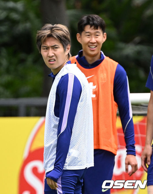 [OSEN=사포판(멕시코), 이대선 기자] 홍명보 감독이 이끄는 대한민국 축구국가대표팀이 15일(한국시각) 멕시코 과달라하라 인근 사포판의 치바스 베르데 바예에서 훈련을 진행했다.대표팀은 전날 A조 1차전에서 체코를 상대로 2-1 역전승을 거뒀다. 남아프리카공화국을 2-0으로 제압한 개최국 멕시코에 이은 조&nbsp;2위다.대한민국 이강인, 손흥민이 훈련을 하고 있다. 2026.06.15 /sunday@osen.co.kr
