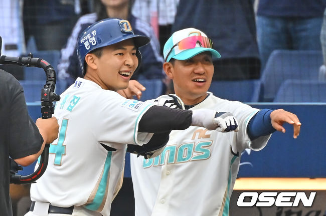 [OSEN=창원, 이석우 기자] 1일 창원NC파크에서 2026 신한 SOL KBO 리그 NC 다이노스와 삼성 라이온즈의 경기가 열렸다. 홈팀 NC는 토다가, 방문팀 삼성은 후라도가 선발 출전했다. NC 다이노스 김휘집이 2회말 중월 홈런을 치고 세리머니를 하고 있다. 2026.07.01 / foto0307@osen.co.kr