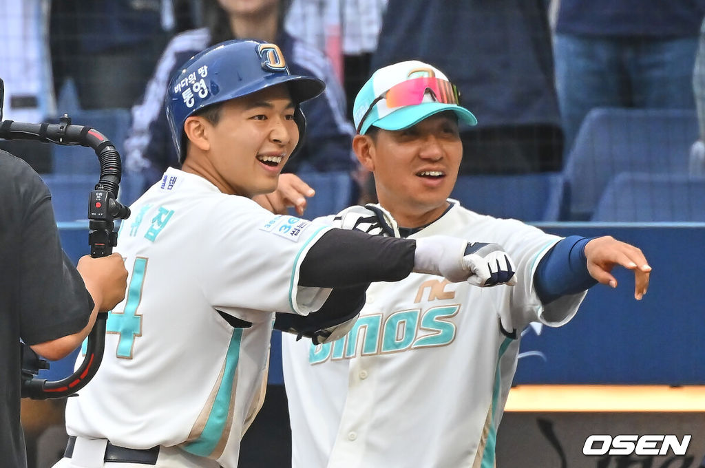 1일 창원NC파크에서 2026 신한 SOL KBO 리그 NC 다이노스와 삼성 라이온즈의 경기가 열렸다. 홈팀 NC는 토다가, 방문팀 삼성은 후라도가 선발 출전했다. NC 다이노스 김휘집이 2회말 중월 홈런을 치고 세리머니를 하고 있다. 2026.07.01 / foto0307@osen.co.kr