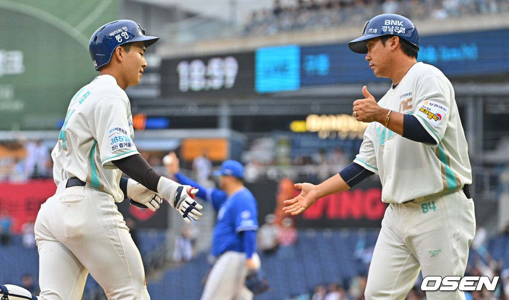 1일 창원NC파크에서 2026 신한 SOL KBO 리그 NC 다이노스와 삼성 라이온즈의 경기가 열렸다. 홈팀 NC는 토다가, 방문팀 삼성은 후라도가 선발 출전했다. NC 다이노스 김휘집이 2회말 중월 홈런을 치고 하이파이브를 하고 있다. 2026.07.01 / foto0307@osen.co.kr