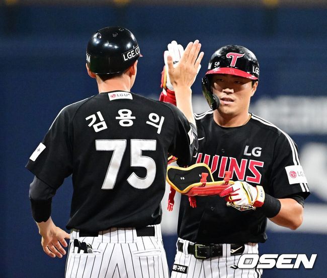 [OSEN=고척, 지형준 기자]8회초 1사 1,2루에서 LG 천성호가 1타점 적시타를 날리며 기뻐하고 있다. 2026.07.01 / jpnews@osen.co.kr
