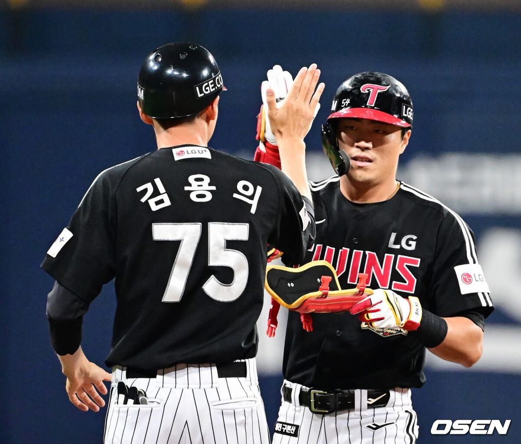 8회초 1사 1,2루에서 LG 천성호가 1타점 적시타를 날리며 기뻐하고 있다. 2026.07.01 / jpnews@osen.co.kr
