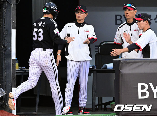 [OSEN=수원, 조은정 기자]3일 오후 수원KT위즈파크에서  '2026 신한 SOL Bank KBO리그'&nbsp;KT 위즈와 LG 트윈스의 경기가 열렸다.이날 KT는 고영표를, LG는 이정용을 선발투수로 내세웠다.8회초 1사 2,3루에서 LG 천성호가 이영빈의 유격수 땅볼에 득점을 올리고 있다. 2026.06.03 /cej@osen.co.kr