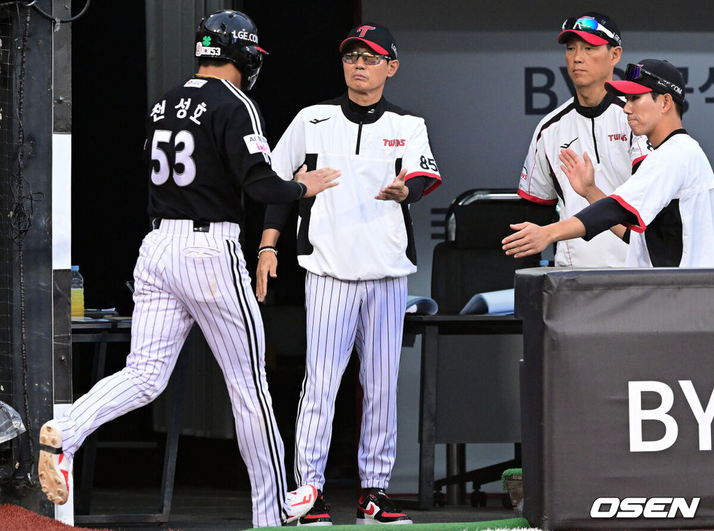 3일 오후 수원KT위즈파크에서 '2026 신한 SOL Bank KBO리그' KT 위즈와 LG 트윈스의 경기가 열렸다.이날 KT는 고영표를, LG는 이정용을 선발투수로 내세웠다.8회초 1사 2,3루에서 LG 천성호가 이영빈의 유격수 땅볼에 득점을 올리고 있다. 2026.06.03 /cej@osen.co.kr