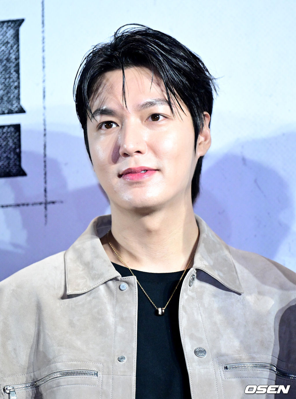 21일 오후 서울 신천동 롯데시네마 월드타워에서 영화 ‘전지적 독자 시점(이하 전독시)’(감독 김병우) VIP 시사회가 열렸다.동명의 인기 웹툰을 원작으로 한 영화 ‘전독시’는 10년 이상 연재된 소설이 완결된 날 소설 속 세계가 현실이 되어 버리고, 유일한 독자였던 김독자(안효섭 분)가 소설의 주인공 유중혁(이민호 분) 그리고 동료들과 함께 멸망한 세계에서 살아남기 위한 판타지 액션물이다.배우 이민호가 포토타임을 하고 있다. 2025.07.21 / dreamer@osen.co.kr
