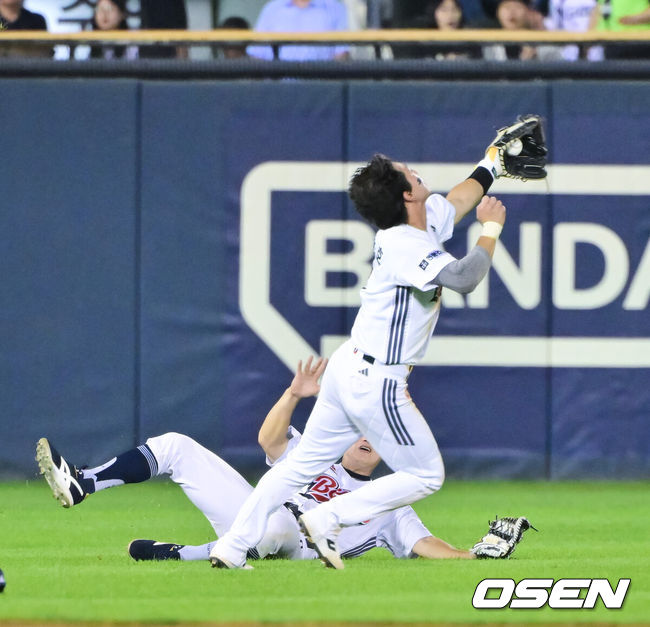 [OSEN=잠실, 박준형 기자] 1일 서울 잠실야구장에서 2026 신한 SOL KBO리그 두산 베어스와 롯데 자이언츠의 경기가 열렸다.이날 두산은 벤자민(4승 6패)을, 롯데는 로드리게스(4승 5패)를 선발로 내세웠다.연장 10회초 2사 1,2루 롯데 박재엽의 2타점 적시타때 두산 박찬호 유격수가 타구를 잡았다 놓치고 있다.     2026.07.01 / soul1014@osen.co.kr