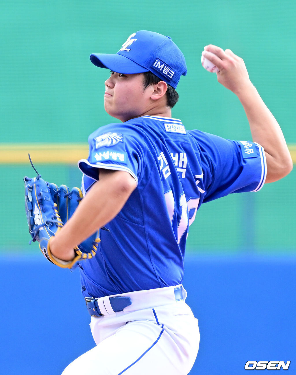 2026 WBC(월드베이스볼클래식)를 준비하는 대한민국 야구 대표팀이 26일 일본 오키나와 가데나 야구장에서 프로야구 삼성 라이온즈와 연습경기를 펼쳤다. 야구 대표팀은 오키나와에서 국내 팀들과 6차례 연습경기를 치르며 전력을 끌어올릴 예정이다.5회말 삼성 투수 김백산이 힘차게 공을 뿌리고 있다. 2026.02.26 / dreamer@osen.co.kr