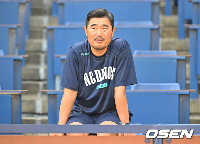 [OSEN=창원, 이석우 기자] 2일 창원NC파크에서 2026 신한 SOL KBO 리그 NC 다이노스와 삼성 라이온즈의 경기가 열린다. 홈팀 NC는 김태경이, 방문팀 삼성은 김백산이 선발 출전한다. NC 다이노스 이호준 감독이 새 외국인 선수 블레인 크림의 훈련을 직접 챙겨 보고 있다. 2026.07.02 / foto0307@osen.co.kr