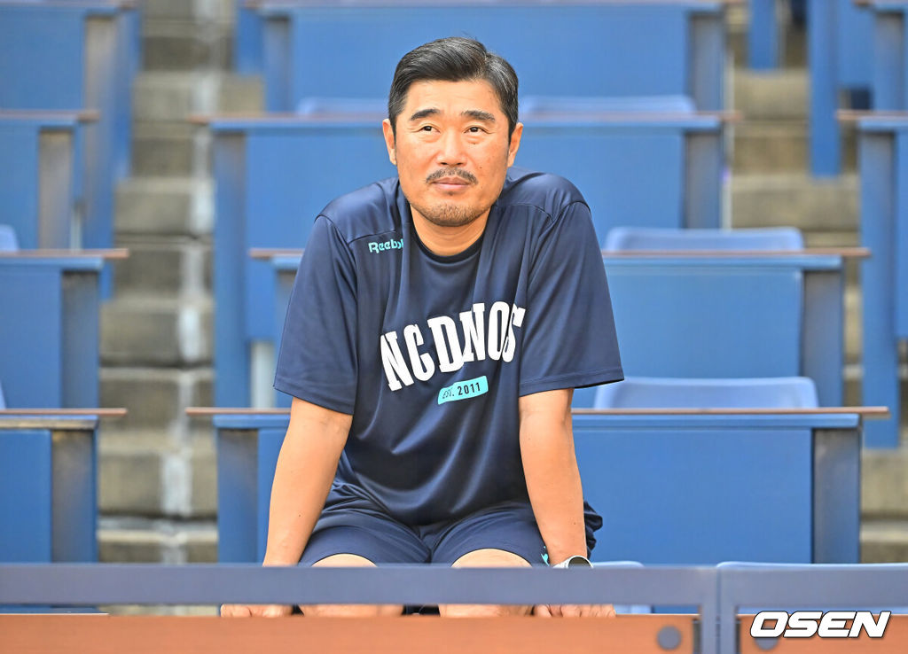 2일 창원NC파크에서 2026 신한 SOL KBO 리그 NC 다이노스와 삼성 라이온즈의 경기가 열린다. 홈팀 NC는 김태경이, 방문팀 삼성은 김백산이 선발 출전한다. NC 다이노스 이호준 감독이 새 외국인 선수 블레인 크림의 훈련을 직접 챙겨 보고 있다. 2026.07.02 / foto0307@osen.co.kr