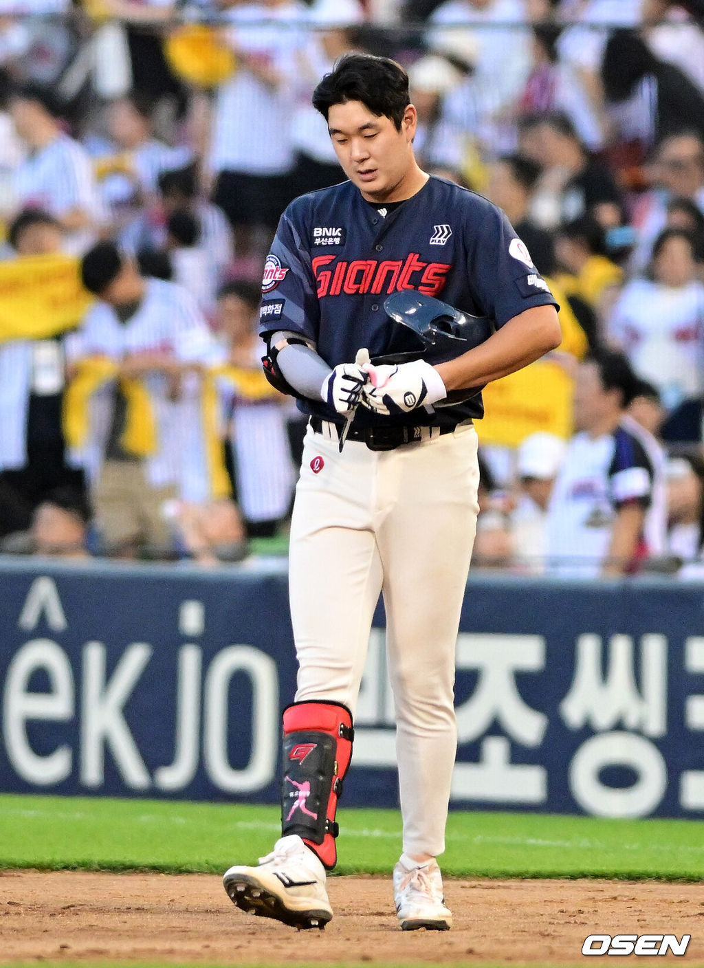 13일 서울 잠실야구장에서 2026 신한 SOL KBO리그 LG 트윈스와 롯데 자이언츠의 경기가 열렸다.이날 LG는 김진수, 롯데는 이민석을 선발로 내세웠다.8회초 1사 1,3루에서 롯데 나승엽이 2루 땅볼 병살로 물러나며 아쉬워하고 있다.  2026.06.13 / jpnews@osen.co.kr
