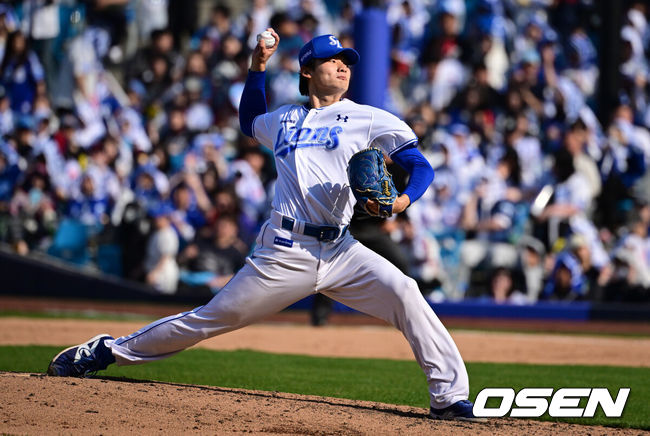 [OSEN=대구, 조은정 기자] 28일 대구삼성라이온즈파크에서 ‘2026 신한 SOL KBO 리그’ 삼성 라이온즈와 롯데 자이언츠의 개막전이 열렸다.개막전 선발 투수로 삼성은 후라도를 롯데는 로드리게스를 내세웠다.7회초 삼성 육선엽이 역투를 하고 있다. 2026.03.28 /cej@osen.co.kr