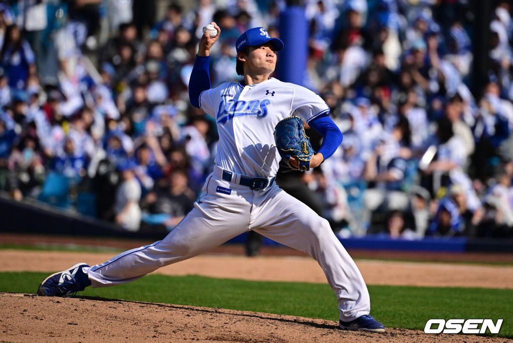 28일 대구삼성라이온즈파크에서 ‘2026 신한 SOL KBO 리그’ 삼성 라이온즈와 롯데 자이언츠의 개막전이 열렸다.개막전 선발 투수로 삼성은 후라도를 롯데는 로드리게스를 내세웠다.7회초 삼성 육선엽이 역투를 하고 있다. 2026.03.28 /cej@osen.co.kr