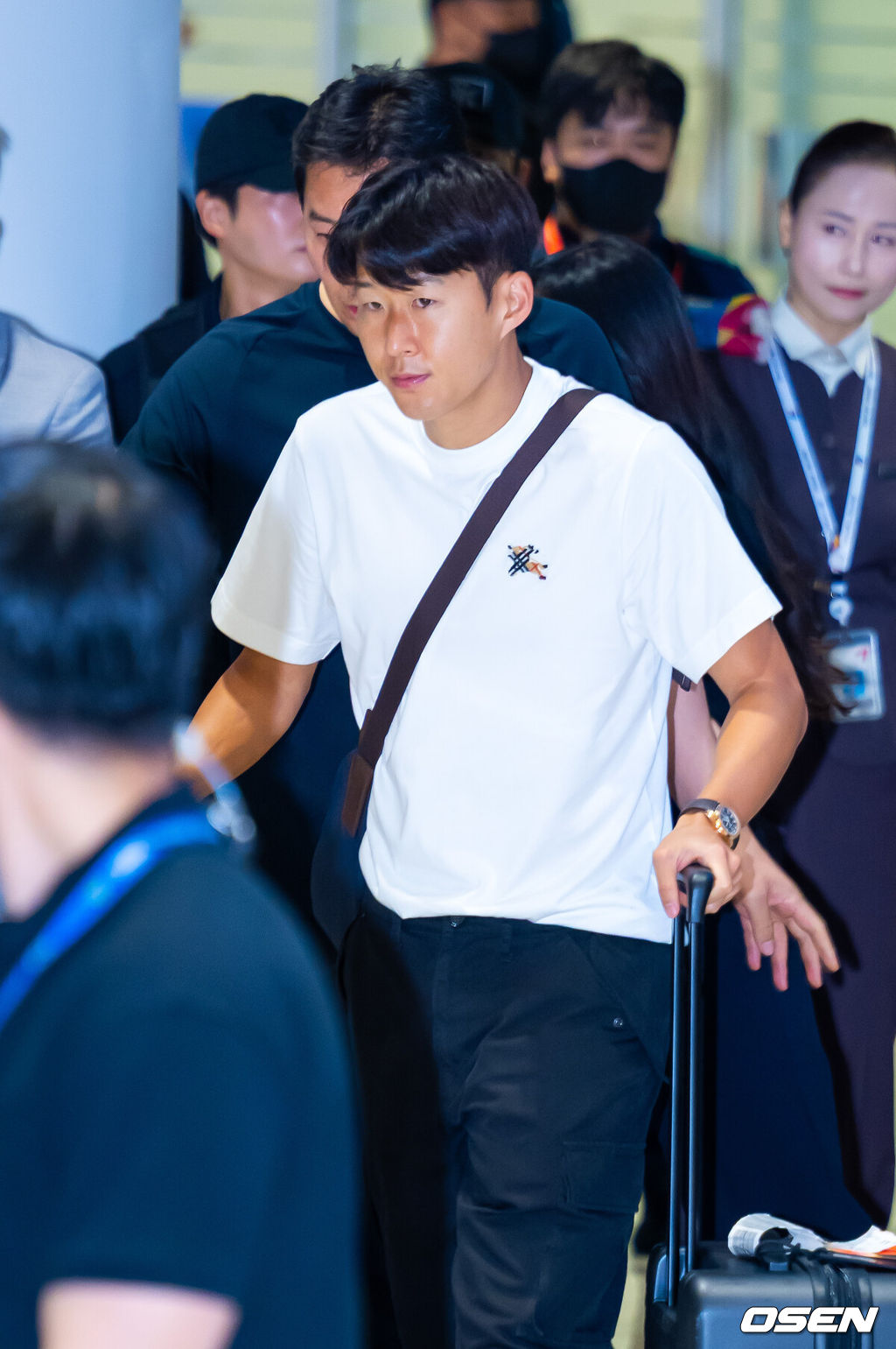 한국 축구대표팀의 ‘캡틴’ 손흥민(LAFC)이 월드컵 탈락 후 1일 새벽 인천국제공항을 통해 귀국했다.한편, 손흥민은 지난 달 30일 월드컵 탈락 후 자신의 소셜미디어를 통해 처음으로 심경을 밝혔다. 홍명보 감독을 비롯해 김민재, 황희찬, 설영우, 이강인 등 선수 8명은 전날인 지난 달 30일 새벽 입국했다.대표팀 손흥민이 입국하고 있다. 2026.07.01 / rumi@osen.co.kr