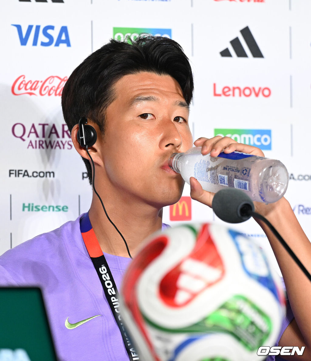 11일(한국시각) 멕시코 멕시코 과달라하라의 에스타디오 과달라하라에서 대한민국 축구국가대표팀 공식 기자회견이 진행됐다.대한민국 월드컵대표팀은 오는 12일 오전 11시(한국시각) 체코와 2026년 북중미 월드컵 조별리그 A조 1차전을 펼친다.손흥민이 물을 마시고 있다. 2026.06.11 /sunday@osen.co.kr