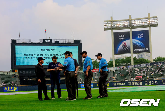 [OSEN=잠실, 지형준 기자] 2일 서울 잠실야구장에서 2026 신한 SOL KBO리그 두산 베어스와 롯데 자이언츠의 경기가 열린다.이날 두산은 곽빈, 롯데는 나균안을 선발로 내세운다.폭우로 경기 시작이 지연된 가운데 비가 그치면서 그라운드 상태를 살피고 있다. 2026.07.02 / jpnews@osen.co.kr