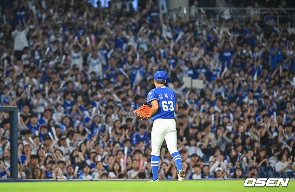 2일 창원NC파크에서 2026 신한 SOL KBO 리그 NC 다이노스와 삼성 라이온즈의 경기가 열렸다. 홈팀 NC는 김태경이, 방문팀 삼성은 김백산이 선발 출전했다. 삼성 라이온즈 선발투수 김백산이 6회말 팬들의 박수를 받으며 교체되고 있다. 2026.07.02 / foto0307@osen.co.kr