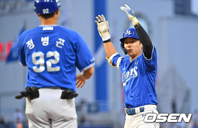 [OSEN=창원, 이석우 기자] 2일 창원NC파크에서 2026 신한 SOL KBO 리그 NC 다이노스와 삼성 라이온즈의 경기가 열렸다. 홈팀 NC는 김태경이, 방문팀 삼성은 김백산이 선발 출전했다. 삼성 라이온즈 김현준이 4회초 2사 만루 우중간 2타점 안타를 치고 세리머니를 하고 있다. 2026.07.02 / foto0307@osen.co.kr