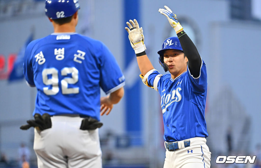 2일 창원NC파크에서 2026 신한 SOL KBO 리그 NC 다이노스와 삼성 라이온즈의 경기가 열렸다. 홈팀 NC는 김태경이, 방문팀 삼성은 김백산이 선발 출전했다. 삼성 라이온즈 김현준이 4회초 2사 만루 우중간 2타점 안타를 치고 세리머니를 하고 있다. 2026.07.02 / foto0307@osen.co.kr