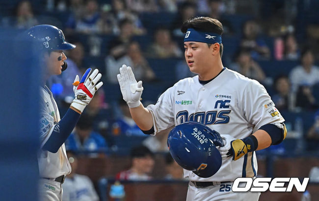 [OSEN=창원, 이석우 기자] 2일 창원NC파크에서 2026 신한 SOL KBO 리그 NC 다이노스와 삼성 라이온즈의 경기가 열렸다. 홈팀 NC는 김태경이, 방문팀 삼성은 김백산이 선발 출전했다. NC 다이노스 김형준이 7회말 1사 좌월 솔로 홈런을 치고  하이파이브를 하고 있다. 2026.07.02 / foto0307@osen.co.kr