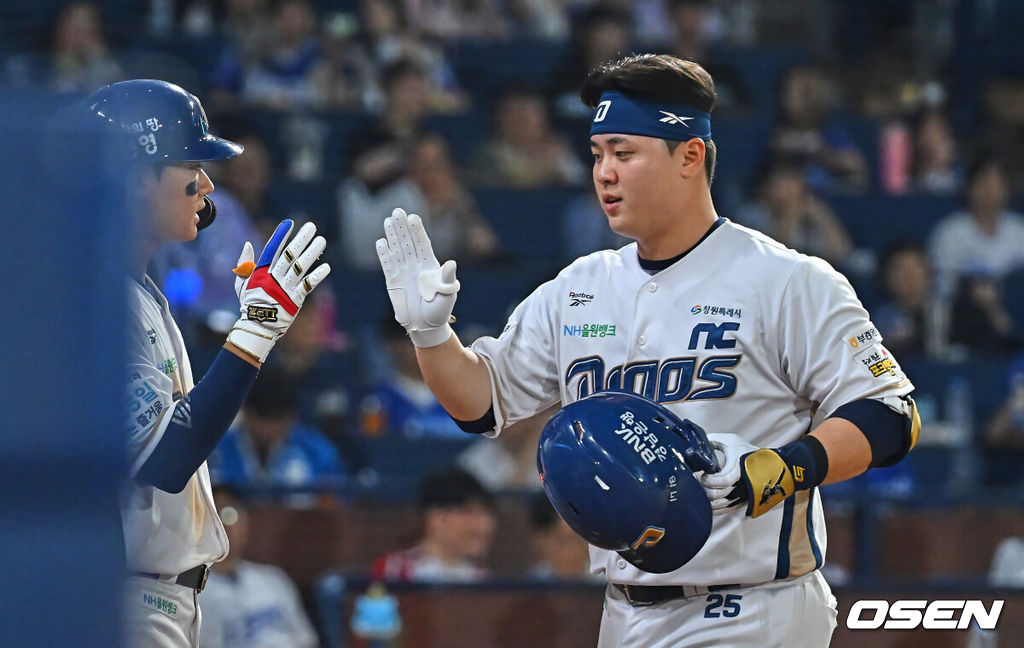 2일 창원NC파크에서 2026 신한 SOL KBO 리그 NC 다이노스와 삼성 라이온즈의 경기가 열렸다. 홈팀 NC는 김태경이, 방문팀 삼성은 김백산이 선발 출전했다. NC 다이노스 김형준이 7회말 1사 좌월 솔로 홈런을 치고 하이파이브를 하고 있다. 2026.07.02 / foto0307@osen.co.kr