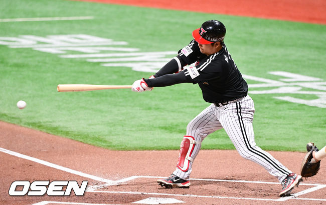 [OSEN=고척, 박준형 기자] 2일 오후 서울 고척스카이돔에서 2026 신한 SOL KBO리그 키움 히어로즈와 LG 트윈스의 경기가 열렸다. 1회초 1사 1,3루 LG 문보경이 선취 1타점 적시타를 날리고 있다. 2026.07.02 / soul1014@osen.co.kr
