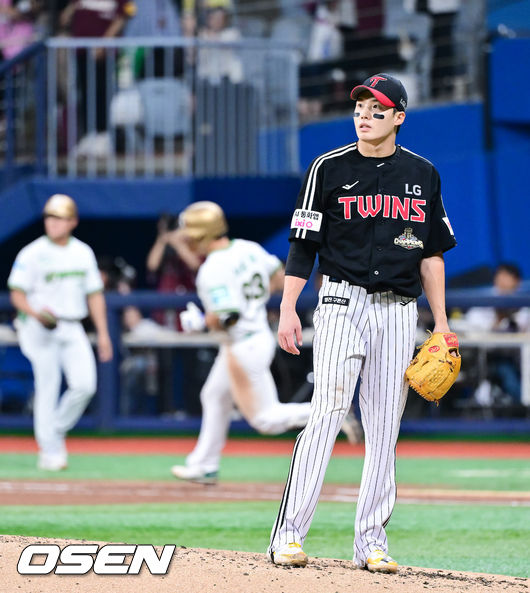 [OSEN=고척, 박준형 기자] 2일 오후 서울 고척스카이돔에서 2026 신한 SOL KBO리그 키움 히어로즈와 LG 트윈스의 경기가 열렸다. 4회말 LG 선발투수 임찬규가 키움 선두타자 여동욱에게 동점 솔로홈런을 허용한뒤 아쉬워하고 있다. 2026.07.02 / soul1014@osen.co.kr