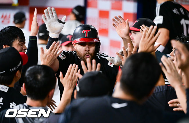 [OSEN=고척, 박준형 기자] 2일 오후 서울 고척스카이돔에서 2026 신한 SOL KBO리그 키움 히어로즈와 LG 트윈스의 경기가 열렸다. 5회초 1사 LG 오스틴이 재역전 솔로홈런을 날리고 동료들의 축하를 받고 있다 2026.07.02 / soul1014@osen.co.kr