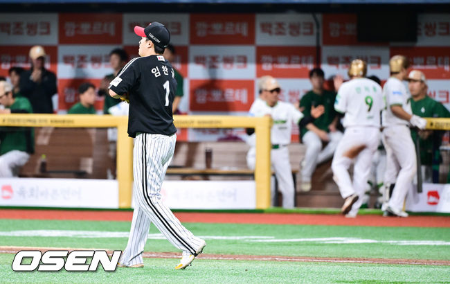 [OSEN=고척, 박준형 기자] 2일 오후 서울 고척스카이돔에서 2026 신한 SOL KBO리그 키움 히어로즈와 LG 트윈스의 경기가 열렸다. 5회말 1사 1,3루 키움 박찬혁에게 내야땅볼로 동점을 허용한 LG 임찬규가 아쉬워하고 있다. 2026.07.02 / soul1014@osen.co.kr