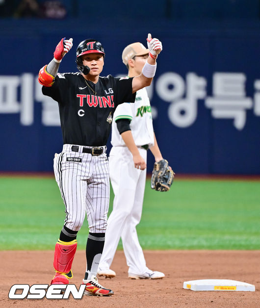 [OSEN=고척, 박준형 기자] 2일 오후 서울 고척스카이돔에서 2026 신한 SOL KBO리그 키움 히어로즈와 LG 트윈스의 경기가 열렸다. 9회초 무사 1,2루 LG 박해민이 1타점 적시 2루타를 날리고 세리머니를 하고 있다. 2026.07.02 / soul1014@osen.co.kr