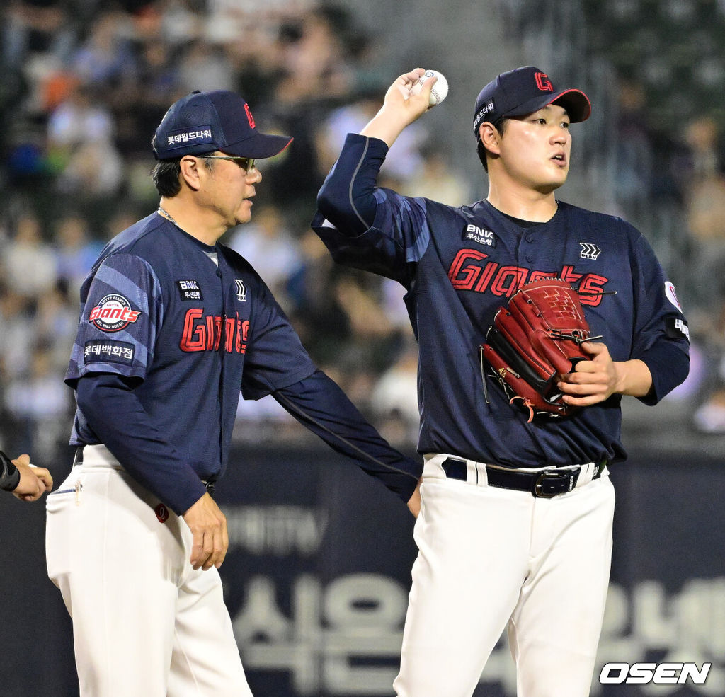 2일 서울 잠실야구장에서 2026 신한 SOL KBO리그 두산 베어스와 롯데 자이언츠의 경기가 열렸다.이날 두산은 곽빈, 롯데는 나균안을 선발로 내세웠다.6회말 무사 1루에서 롯데 나균안이 교체되고 있다. 2026.07.02 / jpnews@osen.co.kr