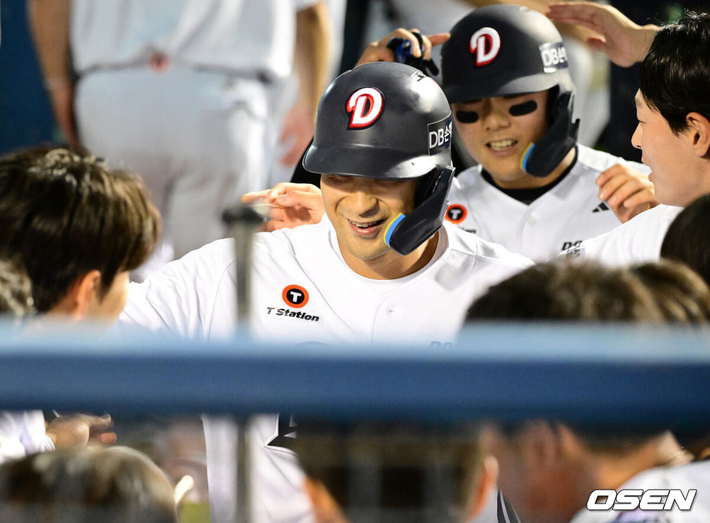 2일 서울 잠실야구장에서 2026 신한 SOL KBO리그 두산 베어스와 롯데 자이언츠의 경기가 열렸다.이날 두산은 곽빈, 롯데는 나균안을 선발로 내세웠다.5회말 1사 2루에서 두산 강승호가 선제 중월 투런포를 날리며 동료선수들과 세리머니를 하고 있다. 2026.07.02 / jpnews@osen.co.kr