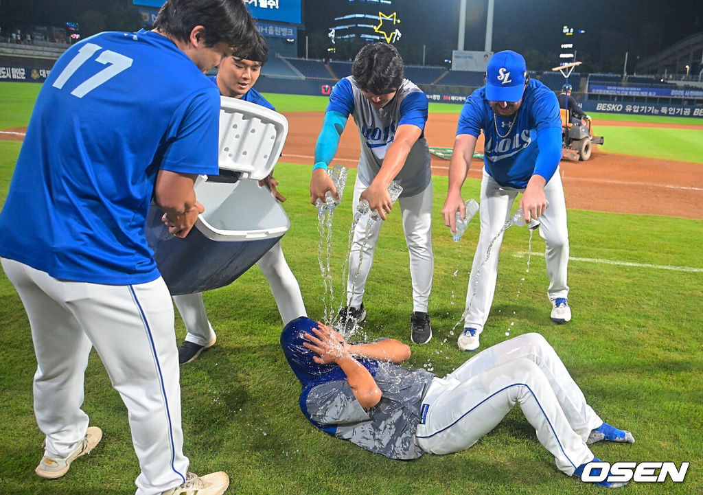 2일 창원NC파크에서 2026 신한 SOL KBO 리그 NC 다이노스와 삼성 라이온즈의 경기가 열렸다. 삼성 김백산이 5⅔이닝 무실점으로 데뷔 첫승을 기록했다. 삼성 김백산이 데뷔 첫승 축하 물세례를 받고 있다. 2026.07.02 / foto0307@osen.co.kr