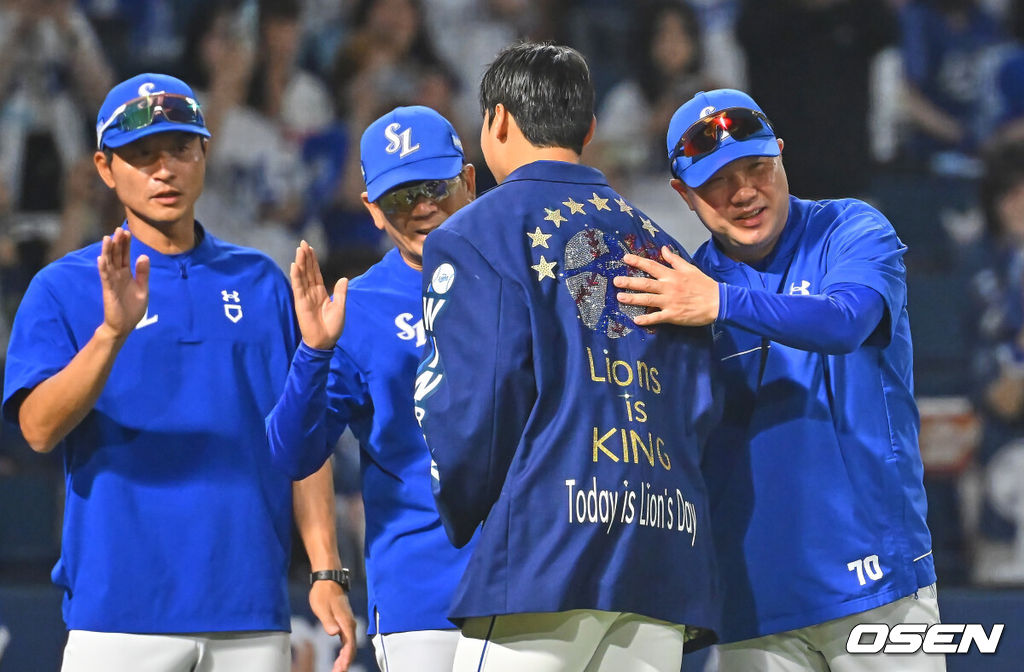 2일 창원NC파크에서 2026 신한 SOL KBO 리그 NC 다이노스와 삼성 라이온즈의 경기가 열렸다. 홈팀 NC는 김태경이, 방문팀 삼성은 김백산이 선발 출전했다. 삼성 라이온즈 김백산이 NC 다이노스에 6-1로 승리한 후 박진만 감독의 축하를 받고 있다. 2026.07.02 / foto0307@osen.co.kr