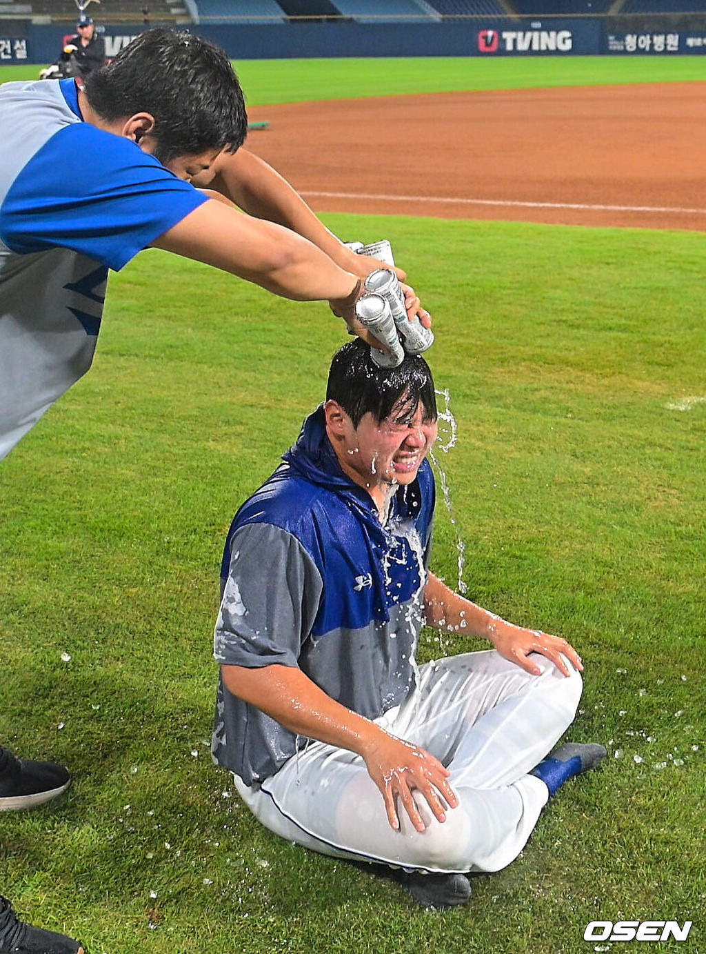2일 창원NC파크에서 2026 신한 SOL KBO 리그 NC 다이노스와 삼성 라이온즈의 경기가 열렸다. 삼성 김백산이 5⅔이닝 무실점으로 데뷔 첫승을 기록했다. 삼성 김백산이 데뷔 첫승 축하 물세례를 받고 있다. 2026.07.02 / foto0307@osen.co.kr
